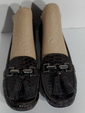Stuart Weitzman 8.5 Dark Brown Croc-Embossed Tassel Loafers